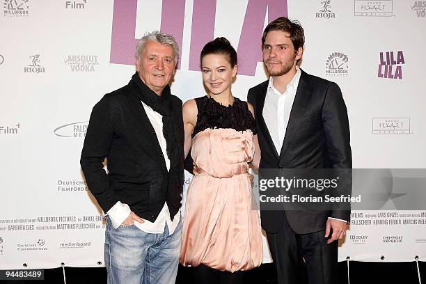 Actor Henry Huebchen and actress Hannah Herzsprung and actor Daniel Bruehl attend the premiere of 'LILA LILA' at cinema Kulturbrauerei on December...