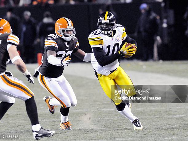 Wide receiver Santonio Holmes of the Pittsburgh Steelers carries the ball after catching a pass as defensive back Brandon McDonald of the Cleveland...