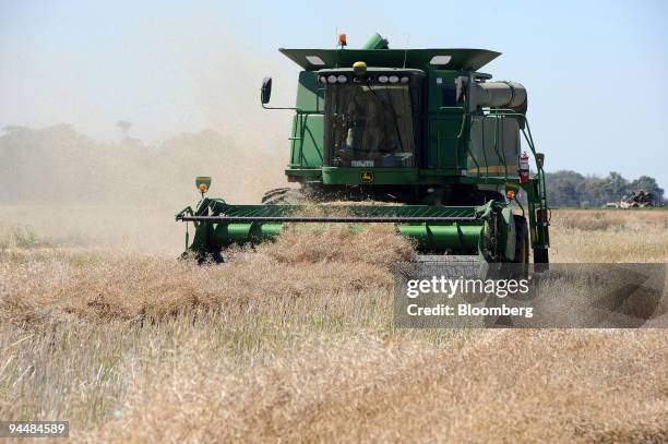 Header Machine Farm 255 Harvest Header Stock Photos, High-Res Pictures, and Images - Getty ...