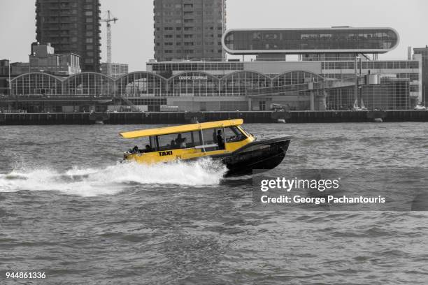 water taxi moving fast - schiffstaxi stock-fotos und bilder