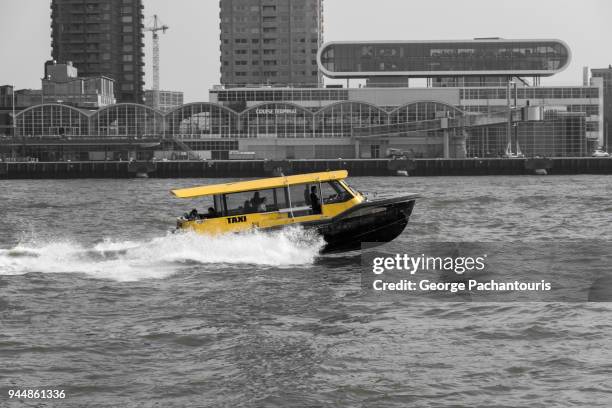 water taxi moving fast - táxi aquático imagens e fotografias de stock