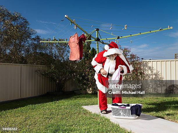 santa hanging out the washing - rentner mann allein lustig stock-fotos und bilder