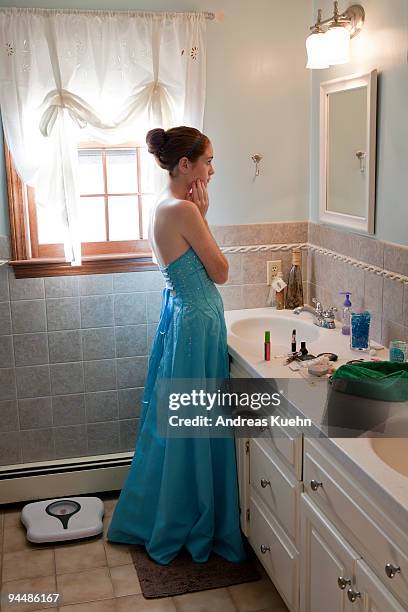 Girl Getting Ready For Prom Photos and Premium High Res Pictures ...