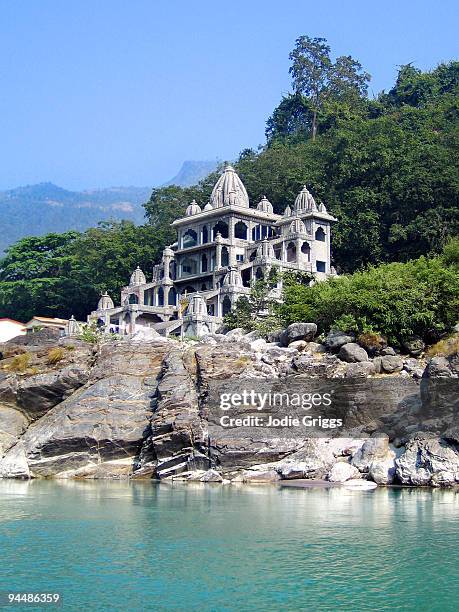 temple on the banks of the ganges - uttarakhand stock pictures, royalty-free photos & images