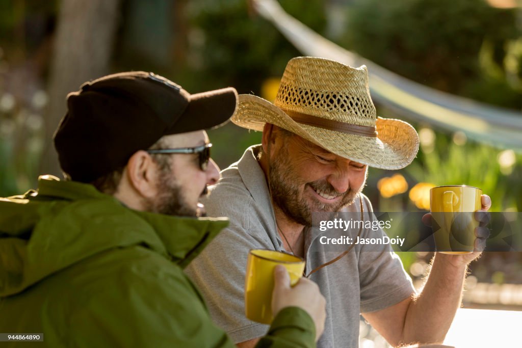 Glücklich lächelnd Mitte erwachsener Mann Kaffee trinken