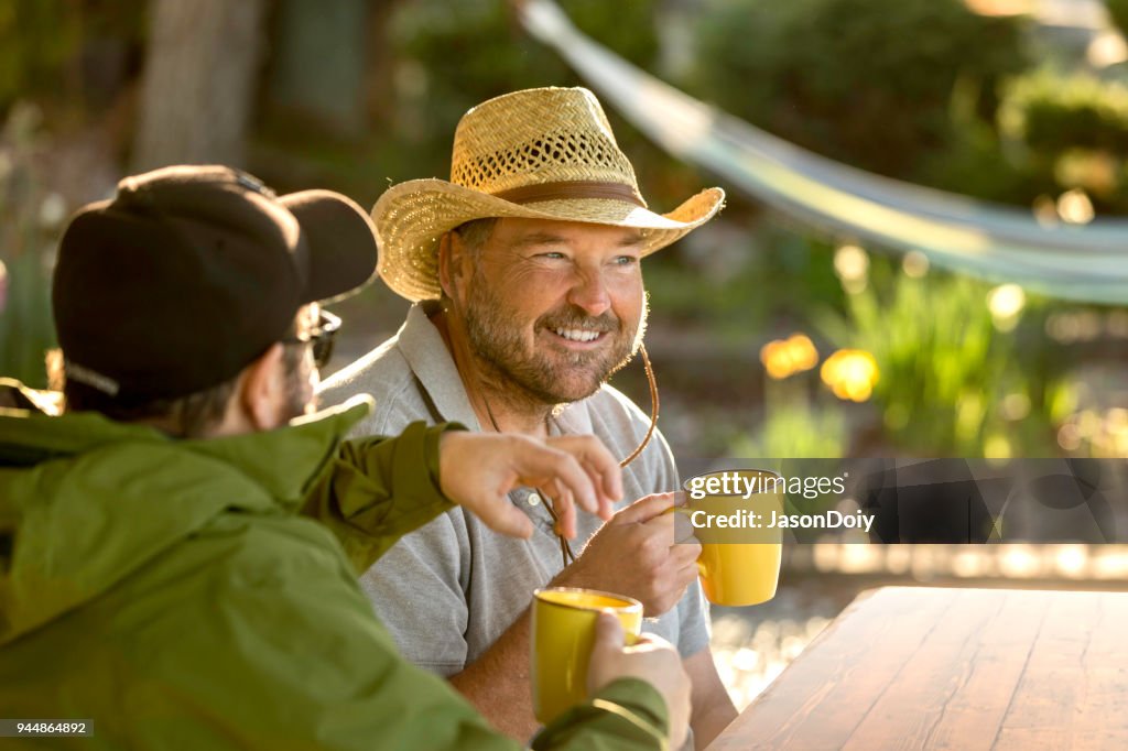 Glücklich lächelnd Mitte erwachsener Mann Kaffee trinken
