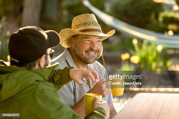 lyckligt leende mitten av vuxen man dricka kaffe - jasondoiy bildbanksfoton och bilder