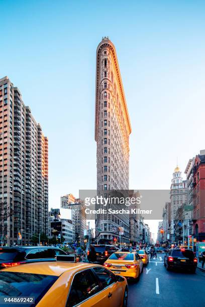 traffic in front of flatiron building, new york city - taxi amarillo fotograf�ías e imágenes de stock