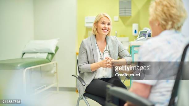 kvinnliga gp lyssnar på patienten - allmänläkare bildbanksfoton och bilder