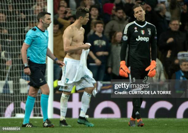 Real Madrid's Portuguese forward Cristiano Ronaldo looks at Juventus' Polish goalkeeper Wojciech Szczesny after shooting a penalty kick to score a...