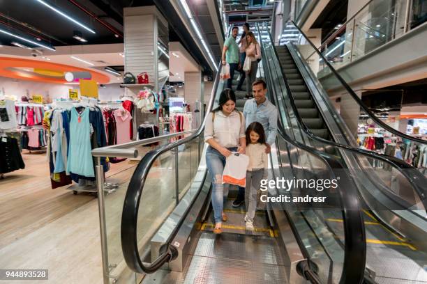 happy shopping familie bij een warenhuis - family mall stockfoto's en -beelden