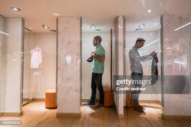 shoppen mannen proberen kleren in de kleedkamer - boudoir stockfoto's en -beelden