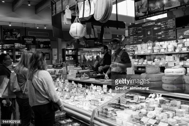 käse-stall am bauernmarkt - ardmore pennsylvania stock-fotos und bilder