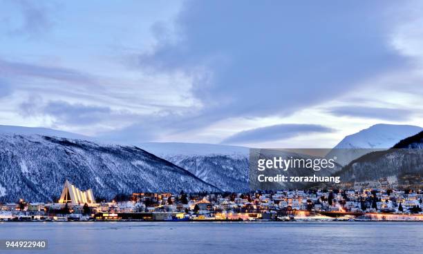 veduta del paesaggio urbano di tromso all'alba, norvegia - nord europeo foto e immagini stock