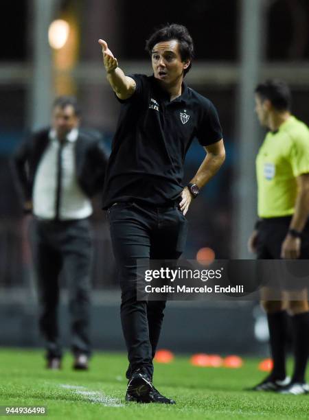 Thiago Larghi coach of Atletico Mineiro gestures during a match between San Lorenzo and Atletico Mineiro as part of Copa CONMEBOL Sudamericana 2018...