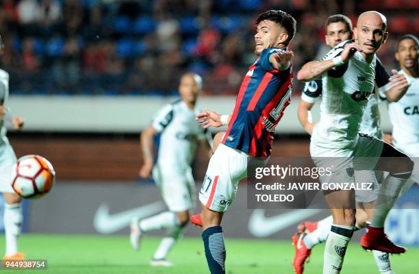 Chilean defender Paulo Diaz of Argentina's San Lorenzo vies for the ball with Brazil's Atletico Mineiro defender Gleison Bremer during their Copa...