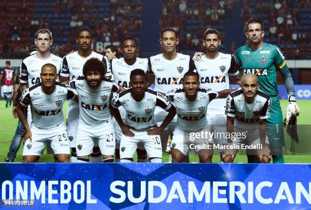 Players of Atletico Mineiro pose for a photo prior to the first a match between San Lorenzo and Atletico Mineiro as part of Copa CONMEBOL...