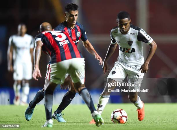 Elias of Atletico Mineiro drives the ball during a match between San Lorenzo and Atletico Mineiro as part of Copa CONMEBOL Sudamericana 2018 at...