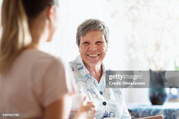 senior volwassene krijgen zorg en bijstand - caregiver and senior stockfoto's en -beelden