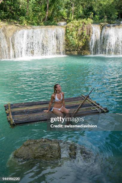 ragazza che contempla una bellissima cascata nelle filippine - bamboo raft foto e immagini stock