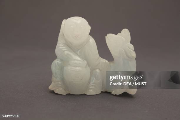 Child with jar and qilin, jade sculpture, height cm 4. China, 17th-20th century.