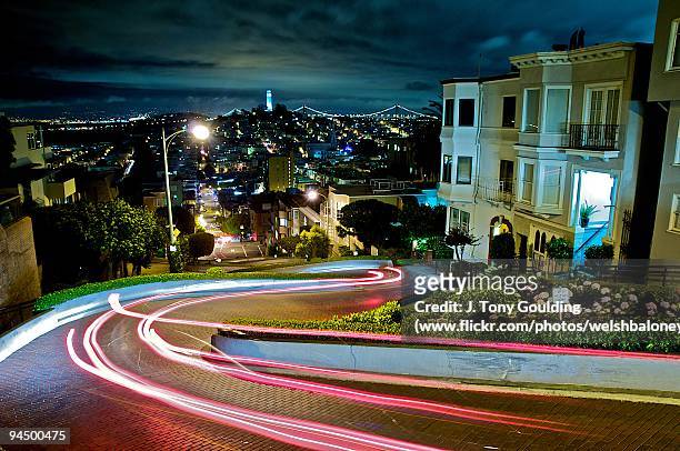 light trails on lombard street - lombard street san francisco photos et images de collection