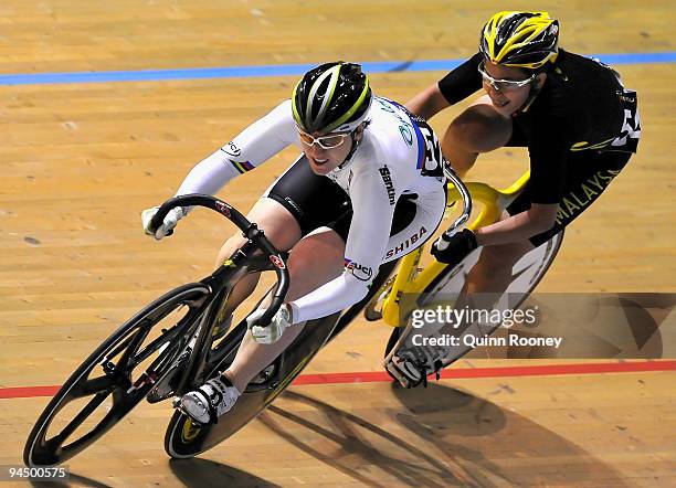 Anna Meares of Australia leads Fatehah Mustapa of Malaysia in the sprint semi-final of the 2009 Revolution 5 at Hisense Arena on December 16, 2009 in...