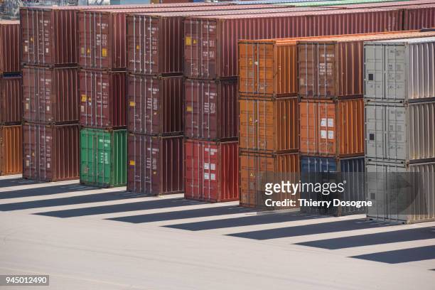 containers on commercial dock - antwerpen provincie stockfoto's en -beelden