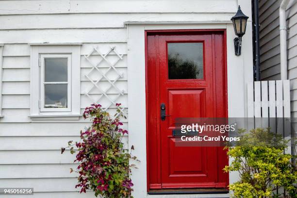 front red door entrace - wall building feature stock pictures, royalty-free photos & images