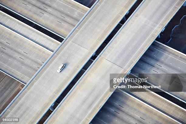 veduta aerea di un'auto sulla freeway - autostrada foto e immagini stock