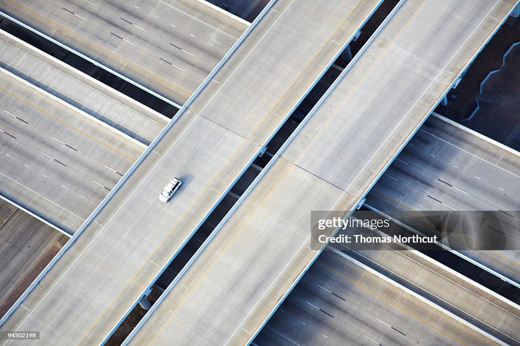 Vista aérea de um carro na estrada