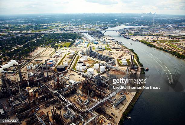 öl-raffinerie mit blick auf die innenstadt von houston - houston texas stock-fotos und bilder