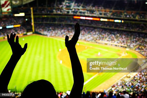 silueta de béisbol ventilador agitando las manos en el aire - baseball sport fotografías e imágenes de stock