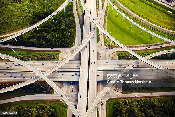 aeirial vista del traffico e overpasses - tipo di trasporto foto e immagini stock