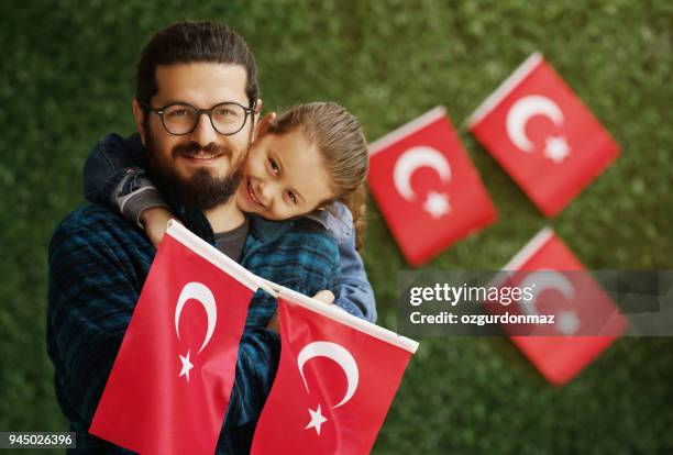 padre e hija con banderas turcas - bandera turca fotografías e imágenes de stock
