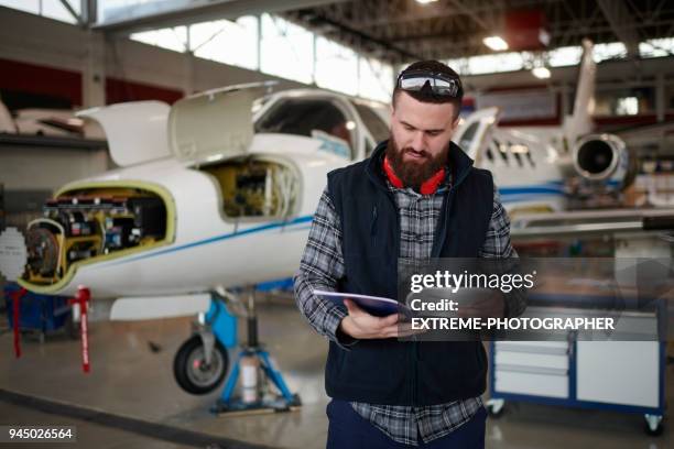 mécanicien d’avion dans le hangar - aviation-générale photos et images de collection