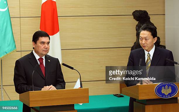 Japanese Prime Minister Yukio Hatoyama talks to Turkmenistan President Gurbanguly Berdimuhamedov during a press conference at Hatoyama's official...