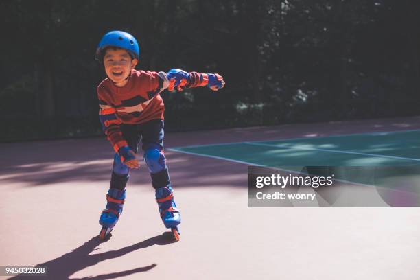 ung pojke njuter rullskridskoåkning - inline skate bildbanksfoton och bilder