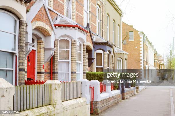 red wooden front door - apartment front door foto e immagini stock