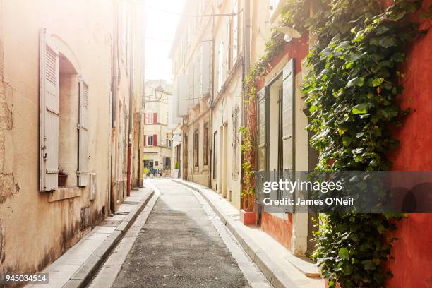 narrow french backstreet, arles, france - alley fotografías e imágenes de stock