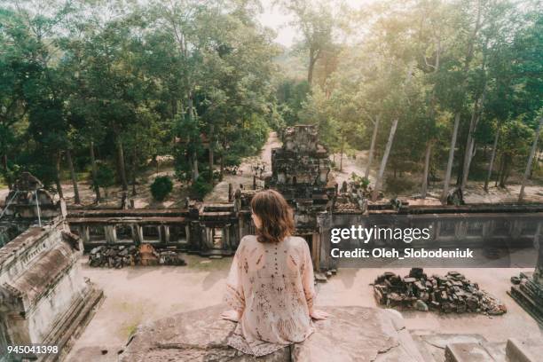 vrouw zitten in angkor tempel in cambodja - cambodjaanse cultuur stockfoto's en -beelden