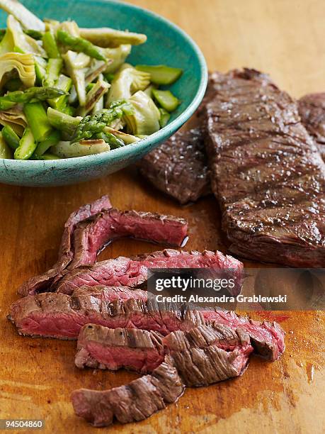 skirt steak with artichoke, asparagus salad - zwerchfell stock-fotos und bilder