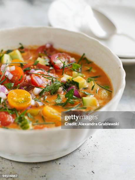 chilled summer gazpacho - vegetable soup stockfoto's en -beelden