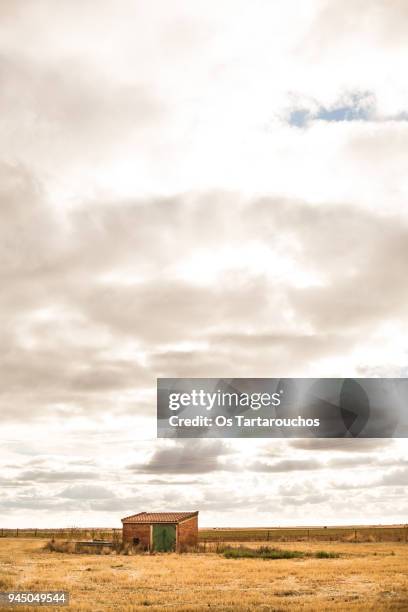 nubes en el cielo sobre paisaje castellano con caseta entre la hierba seca - paisaje con nubes - fotografias e filmes do acervo