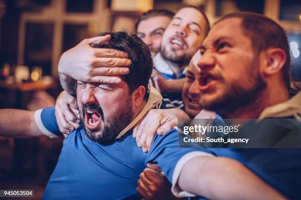 gruppe von männern im sport-pub - soccer hooligans stock-fotos und bilder