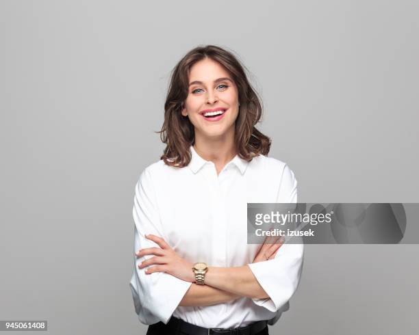 portrait of beautiful young businesswoman - camisa branca imagens e fotografias de stock