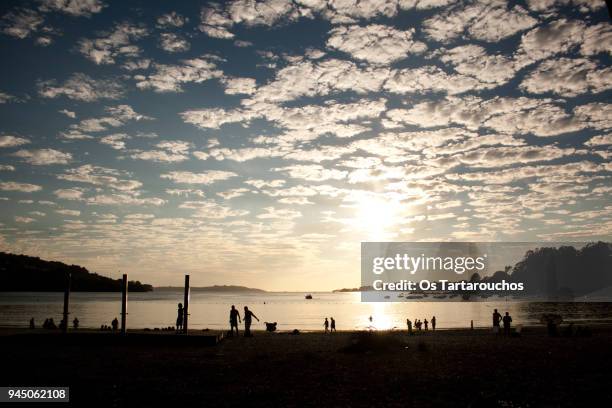cielo de nubes al atardecer sobre la playa - cielo nubes stock pictures, royalty-free photos & images