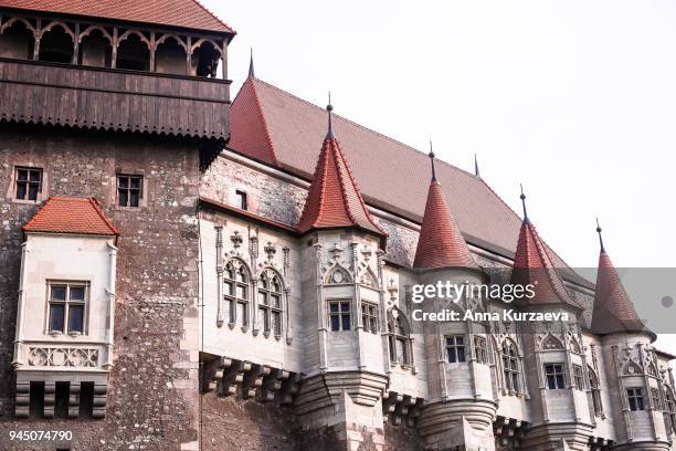 corvin castle, also known as hunyadi castle or hunedoara castle. it is one of the largest castles in europe and figures in a list of the seven wonders of romania. - hunedoara foto e immagini stock