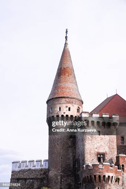 corvin castle, also known as hunyadi castle or hunedoara castle. it is one of the largest castles in europe and figures in a list of the seven wonders of romania. - hunedoara foto e immagini stock