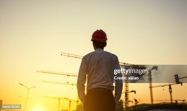 ingeniero con experiencia de grúa al atardecer - capataz fotografías e imágenes de stock
